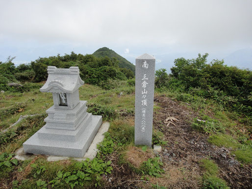 三倉山山頂に石製の神社