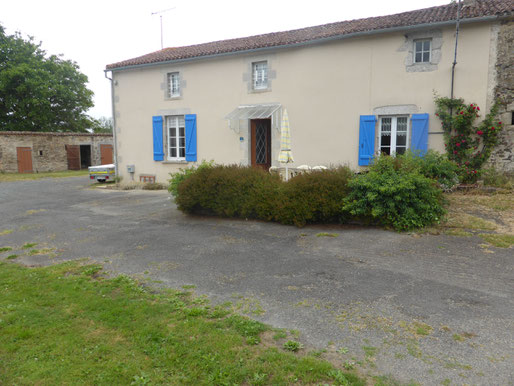 Devant le Gîte, côté cour, avec terrasse plein sud