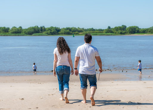 Familienfoto am Strand in Hamburg