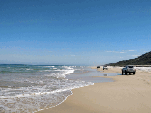 Convoi de 4x4 quittant la plage à la marée montante