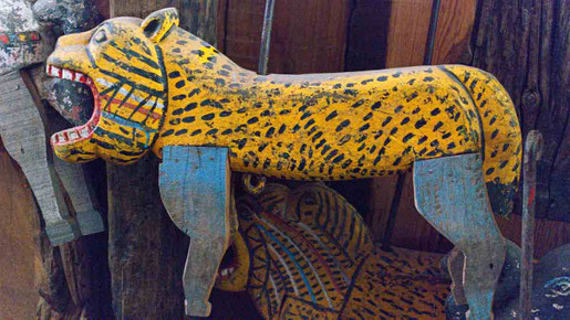 Tigre en bois, aux pattes bleues. Pièce en bois utilisé dans les manèges pour enfants, en Inde.