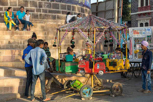 Manège pour enfants en Inde. Version "modernisée", les voitures ayant remplacées les tigres et les éléphants en bois. 