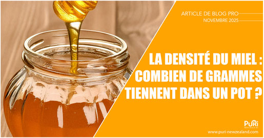 Une photo d'un pot en verre remplit d'un miel liquide avec une cuillère en bois qui fait couler le miel dans le pot