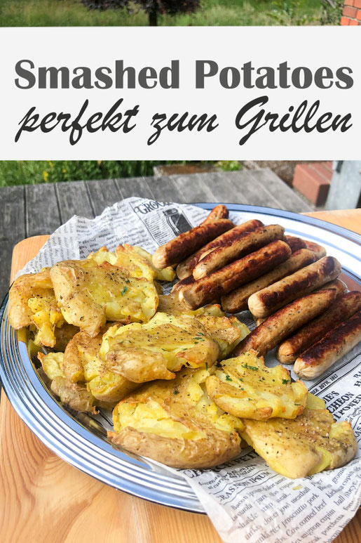 Smashed Potatoes, perfekt zum Grillen, gekochte, zerdrückte Kartoffeln, die nochmal im Backofen gebacken werden, dazu passt ein Kräuterquark oder ein Dip wie Rucola Creme, vegetarisch, vegan