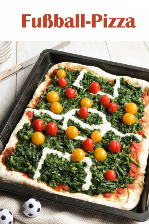 Fußball Pizza mit Spinat als Rasen und Tomaten als Spieler, zur Fußball WM oder EM