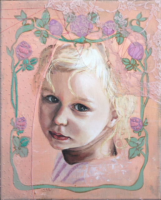 Portrait textile d’une petite fille sur fond rose brodé de motifs floraux. L’œuvre mêle peinture, fil rouge cousu, dentelle et végétaux art nouveau. Settimia Taroux explore l’enfance avec douceur et finesse des éléments cousus. 