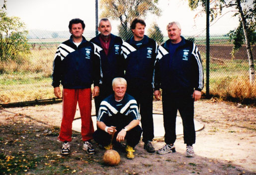 Heuchelheim: V. l. n. r.: Roland Zügel (+) - Jürgen Nistl (+) - Gerhard Zachrau -     Helmut Zimmermann - kniend Kurt Büttler