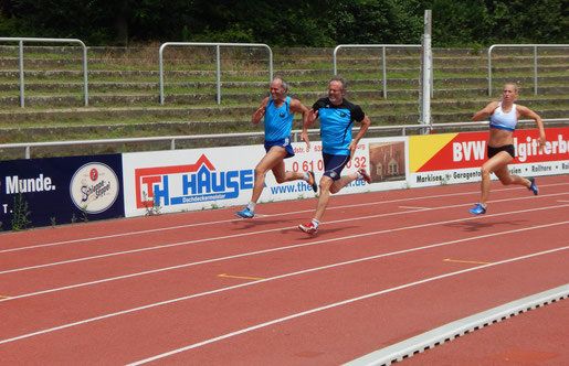 Reinhard Rhaue (links) und Dr. Klaus Lutter fighten ausgangs der Kurve beim 200-m-Finale!