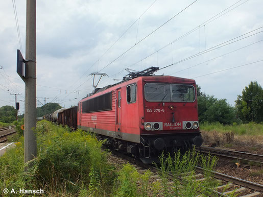 Einen langen Mischer wuchtet 155 070-6 am 16. Juli 2014 durch Leipzig-Thekla