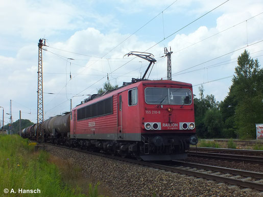 Elektroloks an Kesselwagenzügen müssen (je nach Inhalt der Waggons) oftmals mit vorderem Stromabnehmer aufgebügelt fahren. 155 210-8 untermalt am 16. Juli 2014 diesen Fakt in Leipzig-Thekla