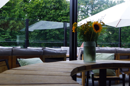 Glas-Balustrade als Terrassen-Abgrenzung – verbindet freien Ausblick mit sicherem Windschutz für Gäste