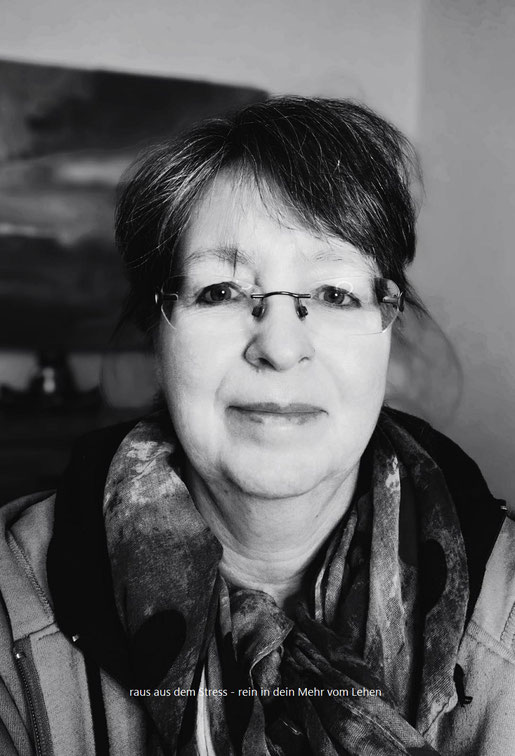Frau Iris Windheuser, Bild in schwarz-weiß mit Brille, nettes Lächeln