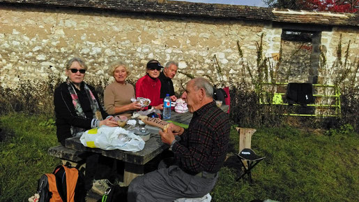 Une grande table pour le repas, c'est idéal, c'est le rêve, c'est ... !