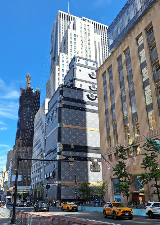 New York : l'immeuble Louis Vuitton en forme de malle géante