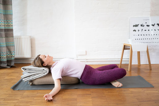 Yoga regenerativ mit Bolster