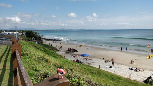 La plage de Byron Bay avec les montagnes en arrière plan