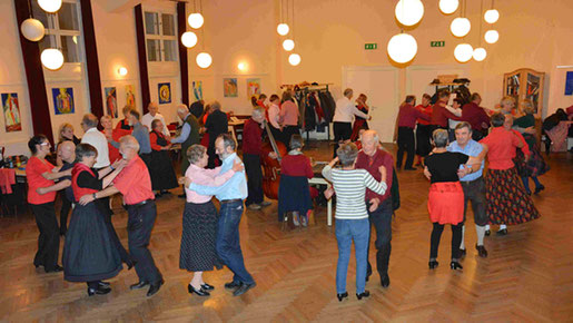 Volkstanzen jeden Donnerstag Abend ist für Jung und alle Junggebliebenen.