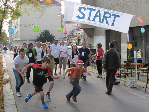 Start/Ziel ist vor der Kirche. Eine Runde ist 506m und geht Rosenackerstraße - Gomperzgasse - zurück zur Kirche.