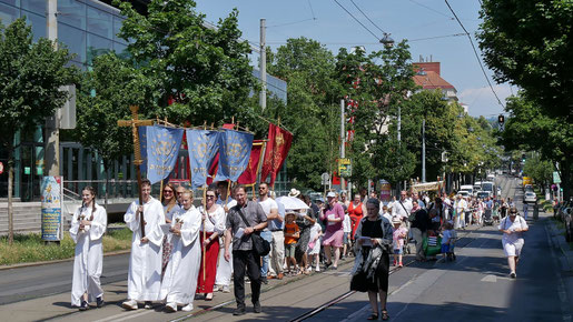 Umzug der 3 Pfarren im Entwicklungsraum Ottakring West, Fronleichnam 2025.