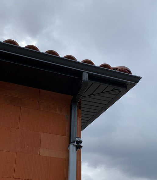 aluminium-applications-sous-face-gouttière-descente-RAL-7016