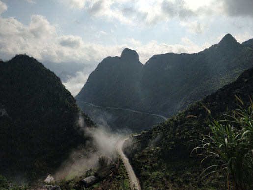 La route pour les véhicules qui passent en contrebas