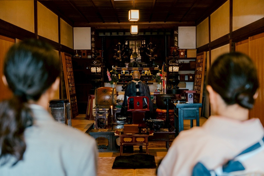 香川県善通寺市にある金倉寺でお宮参り祈願する若い夫婦