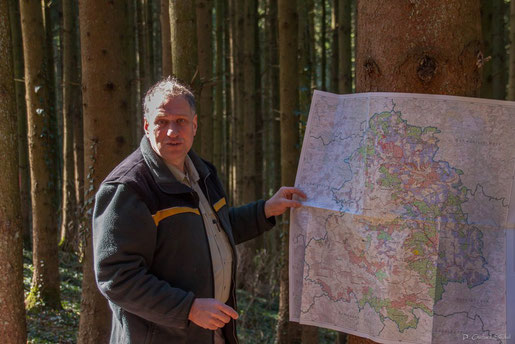 Gert Pfeiffer erläutert die Verteilung des Waldbesitzes im Rems-Mrur-Kreis