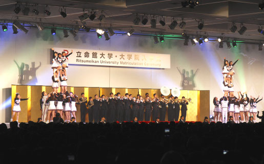 入学式後の新入生歓迎セレモニーで演舞・演奏を披露する応援団
