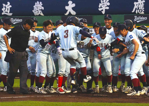 サヨナラのホームを踏む近大・竹村