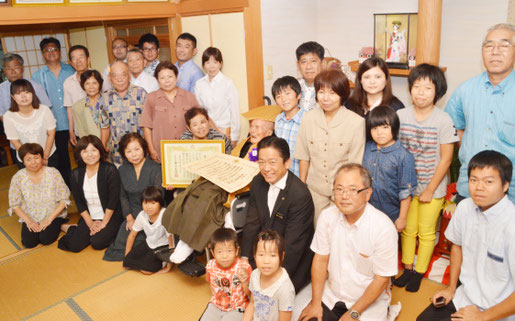 最後に全員で記念撮影を行った=19日、平得の東蔵盛さん宅