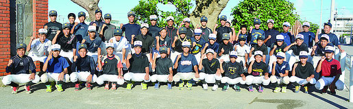 石垣第二中学校野球部が「優勝目指しがんばるぞ!」と気勢を上げた=20日午後、同校校門