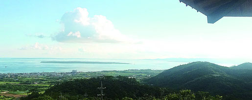 正面に見えるのが竹富島(標高33㍍)。後方に黒島(同15㍍)、波照間島(約60㍍)と続く=22日午後、バンナ公園展望台