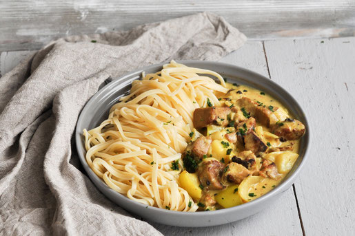 Herbstliches Gulasch mit Apfel und Curry, vegetarisch, vegan oder mit richtigem Fleisch