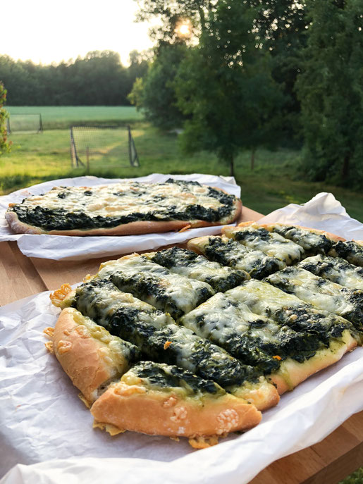 Naan Pizza - eine super Kombination: Eine Pizza aus Naan Teig gebacken, hier mit der Belags Version des indischen Klassikers Palak Paneer.