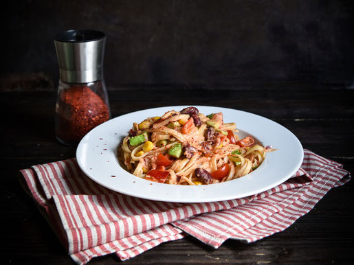 Tex Mex Pasta mit Kidneybohnen, Mais, Paprika, Tomaten, Avocado, vegetarisch, vegan möglich, z.B. aus dem Thermomix, sehr lecker!