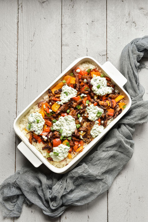 Gyros Reis Auflauf mit Paprikaschoten, Zwiebeln, Tzatziki, vegetarisch, vegan möglich, z.B. aus dem Thermomix