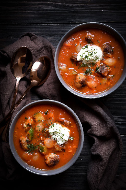 Gemüsesuppe mit Bratwurstklößchen