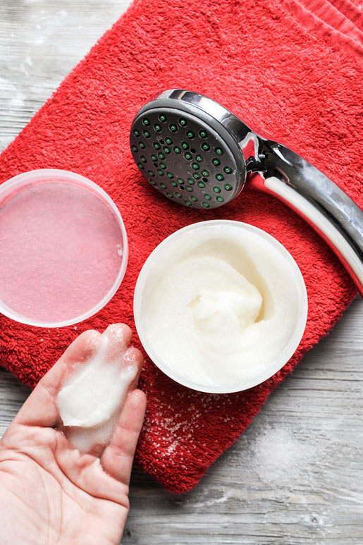DIY Peeling aus hochwertigen Ölen und Sheabutter mit Salz, ohne Mikroplastik, mit Schaumeffekt