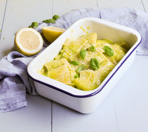 Sommerpasta: Lasagneblätter in einer Zitrone Basilikum Soße - wie eine Art Carbonara gemacht, sehr lecker und erfrischend, z.B. aus dem Thermomix, vegetarisch