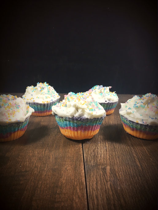 Einhorn Bade Cupcakes aus dem Thermomix für ein gradnioses Schaumbad Muffins in Regenbogen Farben zum Baden