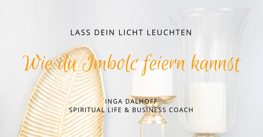 Bild einer goldenen Feder und weißer Kerzen