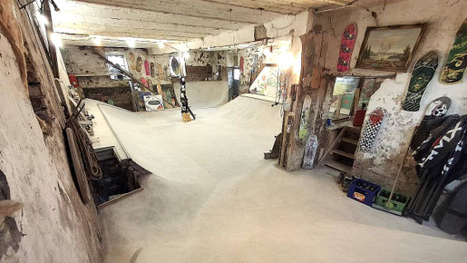 Eine zuletzt als Rinderstall genutzte alte Scheune unterhalb des Familienforums wird zum Indoor-Rollsport-Spot. Foto: Dirk Lücke
