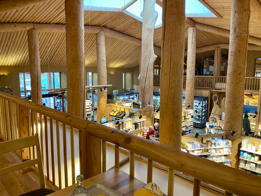 Laden und Café der Hofgemeinschaft. Regional gebaut aus Stroh, Holz und Lehm