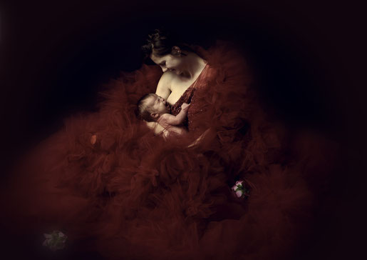moeder rode jurk newborn jongen
