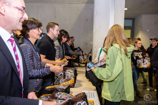Sponsorenvertreter über geben im Foyer des Neubaus der Chemischen Institute die Student Welcome Packages an Dresdner Erstsemester