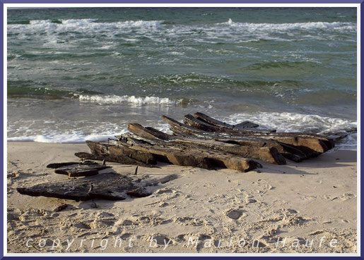 Freigespültes Bootswrack am Weststrand im Dezember 2017.