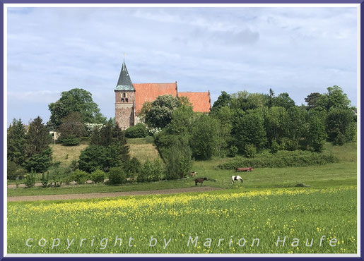 Die um 1400 erbaute Bobbiner Kirche thront weithin sichtbar auf einem Hügel.