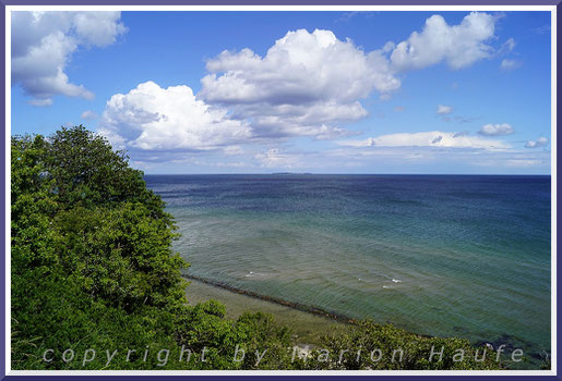 Blick vom Thiessower Lotsenberg auf die Ostsee an einem Junitag.