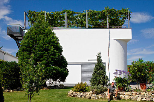 Mächtig stolz darf Jochen Kreutzenberger auf den harmonischen Anbau des Kelterhauses sein, der 2007 fertiggestellt wurde. Die aussichtsreiche Dachterrasse wird ganzflächig von einer Pergola überspannt und im Sommer von üppigem Weinlaub beschattet.