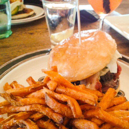 Burger mit Süsskartoffel Fritten